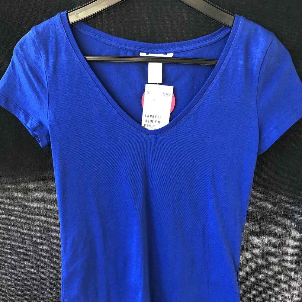 Brand new Juniors vneck top